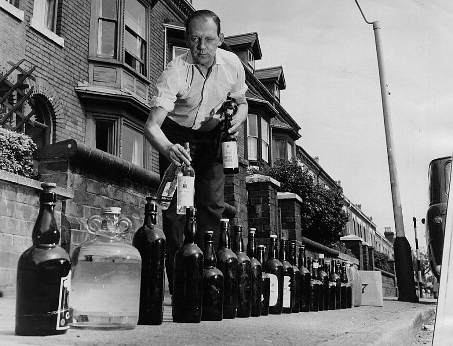 A man who objects to the addition of fluoride to drinking water fills bottles with unfluoridated water from his friends' home in 1964. (Photo by Keystone/Getty Images) A man who objects to the addition of fluoride to drinking water fills bottles with unfluoridated water from his friends' home.