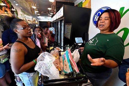 Mobile market brings fresh food to Louisville communities without grocery