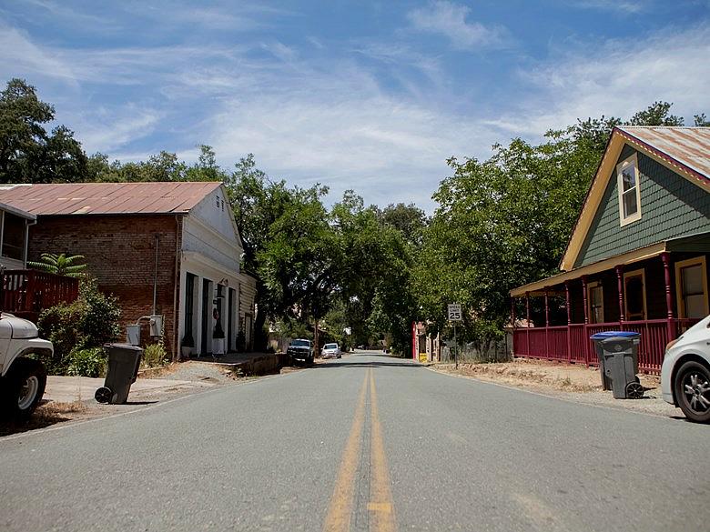 Due to Amador County’s mental health workforce shortage, residents here drive many miles on windy roads to seek care in Sacramento, Placerville or the Bay Area. (Photo: Vanessa S. Nelson / Capital Public Radio) Due to Amador County’s mental health workforce shortage, residents here drive many miles on windy roads to seek care in Sacramen