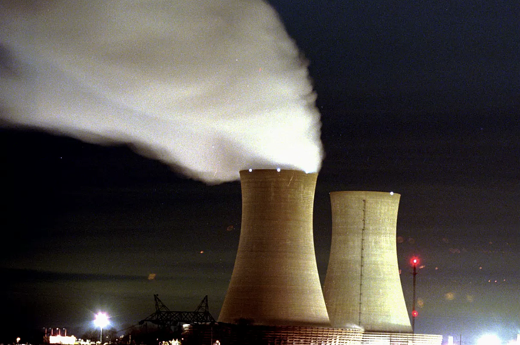 Clouds spew from a cooling tower at PECO’s nuclear generating station. Clouds spew from a cooling tower at PECO’s nuclear generating station.