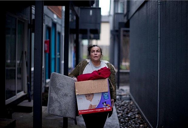Coya Crespin moves her belongings from the apartment where she lives with her family. She received a no-cause eviction, forcing her to relocate with Titan, 18 months, and Saraia, 7. (Photo by Beth Nakamura/Staff) Beth Nakamura/Staff