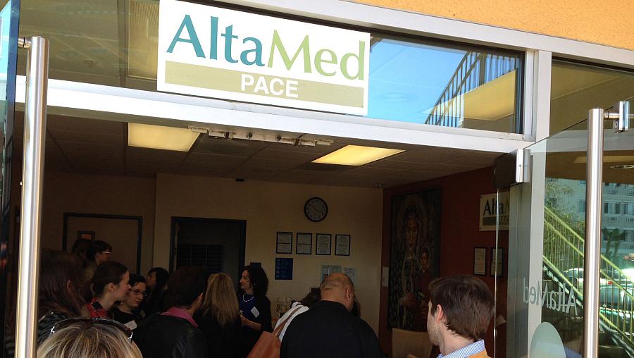 (Albert Sabaté/Reporting on Health) Image of entrance to AltaMed clinic