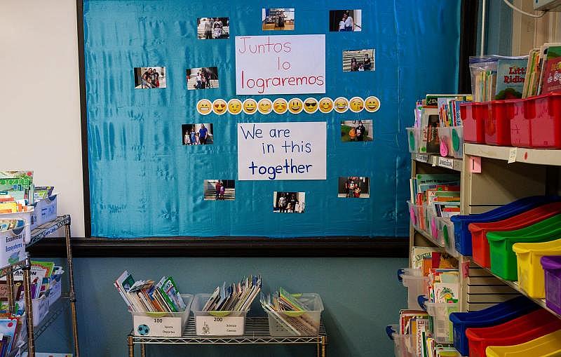 Para ayudar a crear un sentido de comunidad, Contreras hizo un collage de fotos de sus estudiantes y sus padres. Después de configurar su salón de clases, ella les dio un recorrido virtual. (Michelle Kanaar / WBEZ)