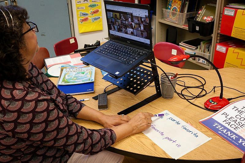 Contreras se acostumbró a enseñar de manera remota a medida que avanzaba el otoño. Ella obtuvo una cámara para documentos que le permite mostrar el trabajo de sus alumnos en tiempo real. (Michelle Kanaar / WBEZ)