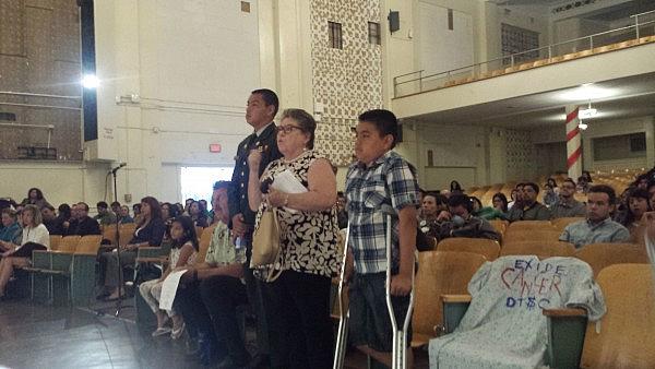 Teresa Márquez, líder de Madres del Este de L.A. y sus nietos durante audiencia legislativa en zona contaminada por Exide. Foto: Rubén Tapia.