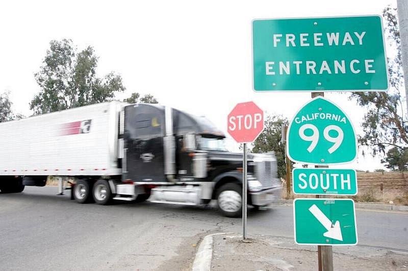 Las operaciones del centro de distribucion requeririan altos volumenes de trafico de camiones que pudieran crear emisiones toxicas de diesel y contaminantes formadores de smog, segun la Junta de Recursos del Aire de California. Fresno Bee file photo
