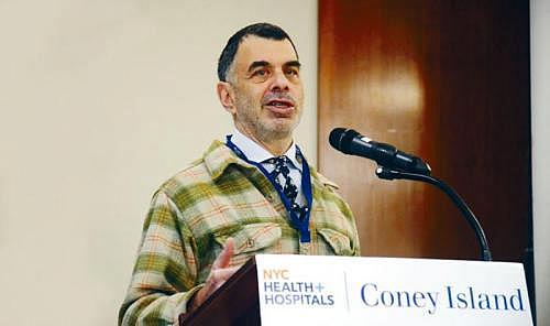 紐約市醫管局總裁兼首席執行官卡茲醫生 (Dr. Mitchell Katz)表示，無證移民在獲得醫療資源時面臨的一大障礙是不了解公立醫院系統有哪些資源可以使用。