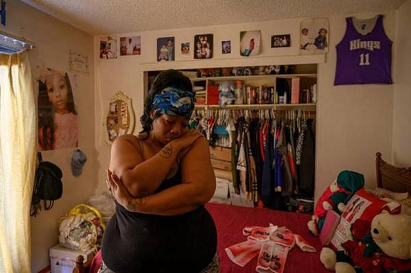 “Now I just got memories and ashes,” said Dajha Richards’ mom Ebony Douglas as she goes through her daughter’s belongings. (Renée C. Byer)