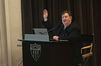 Mike Berens delivers the keynote address at the 2017 California Date Fellowship on Wednesday.