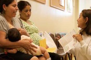 Las mujeres latinas deben exigir sus derechos para continuar con la lactancia de sus hijos.