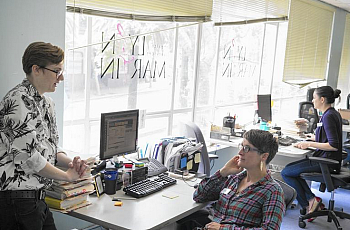 Front office manager Cameron McCaugherty, left, confers with nurse practitioner Heather Rowley at Lyon-Martin Health Services in San Francisco, which serves many low-income patients. The city is struggling to balance its desire to provide healthcare to all residents against its desire for people to sign up for Obamacare. (David Butow / For The Times)