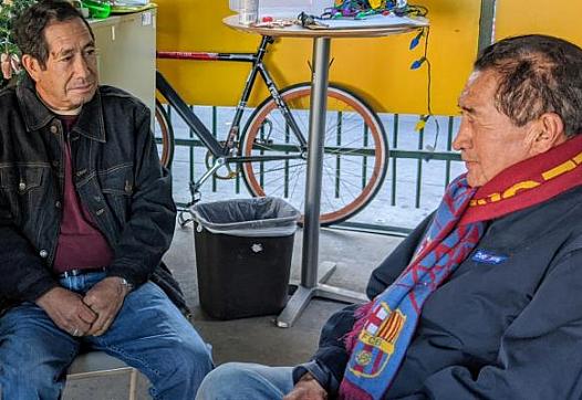 Prospero de León (center) and Rigoberto Torres (right) last December at the downtown Day Labor Center (Jacqueline García / La Opinión)
