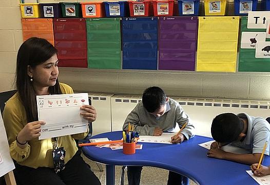 Tanya Gan Lim enseña una "clase para recién llegados” que el distrito del Condado Prince George creó para niños que han estado e